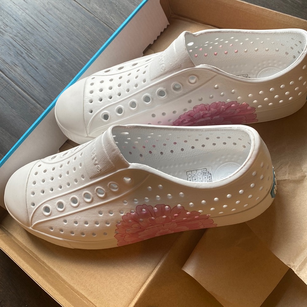 Native Jeffersons Slip-on Water Shoes in Marigold (white with pink flower)